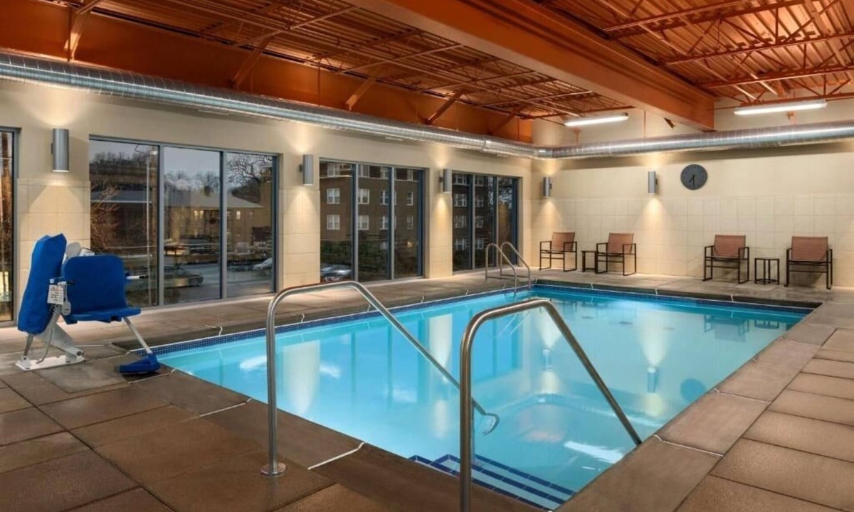 North Clayton Hotel | Pet-Friendly and Modern Room for Families Near St. Louis Zoo and Cultural Sites