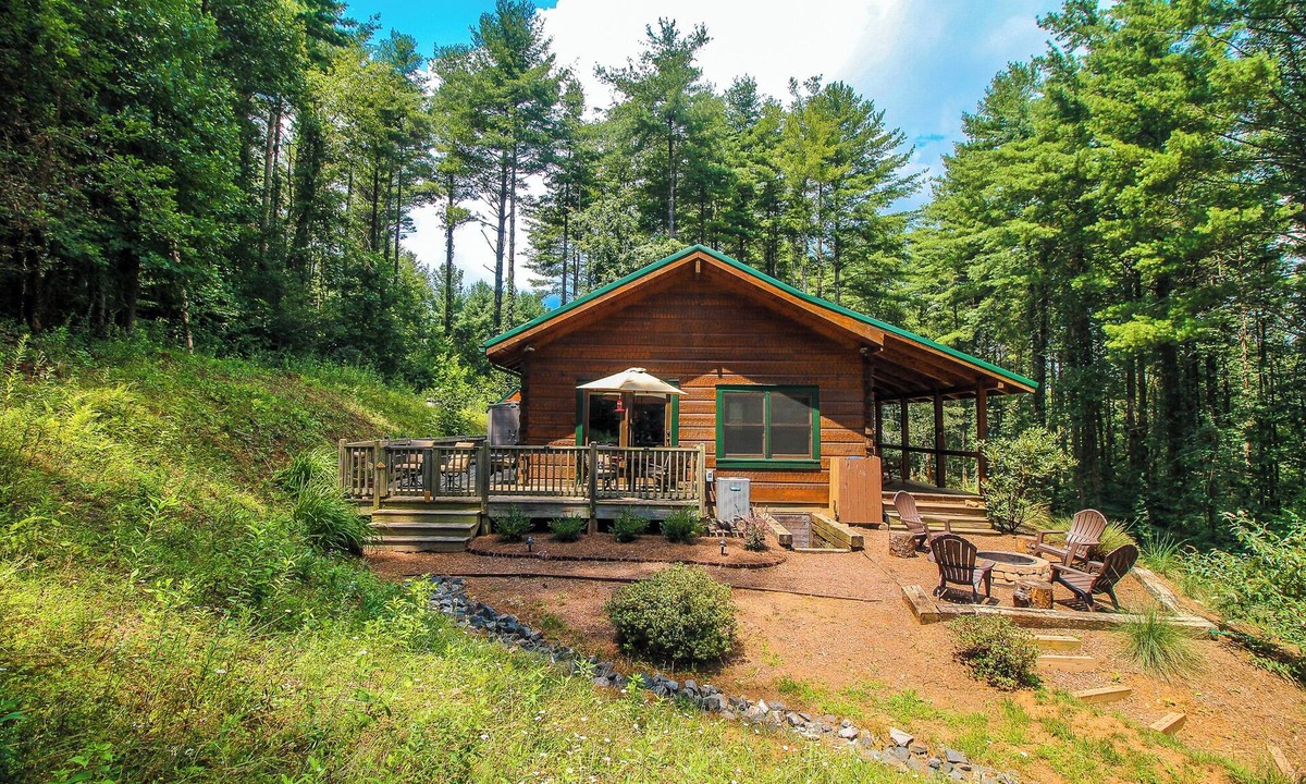 West Jefferson Cabin | Pet Friendly and Peaceful!