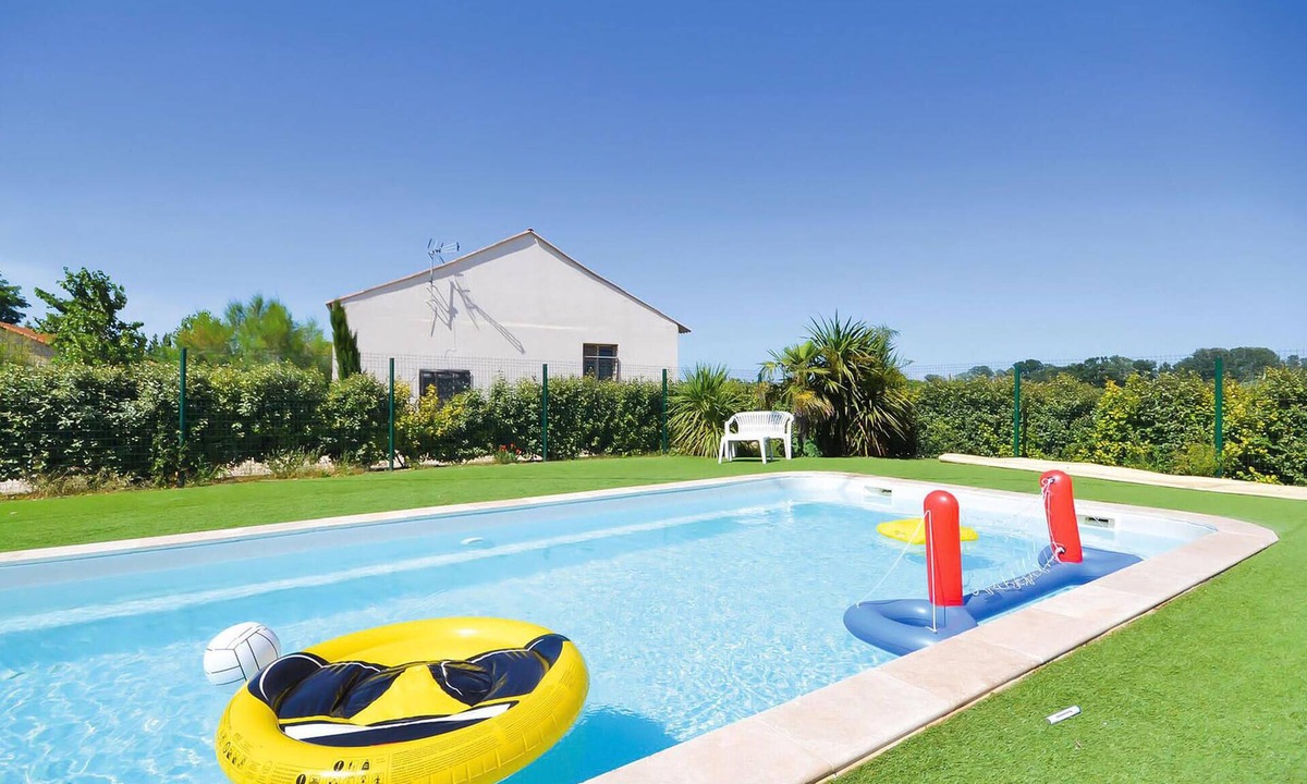 Le Sambuc Apartment | Pet friendly apartment in Le Sambuc