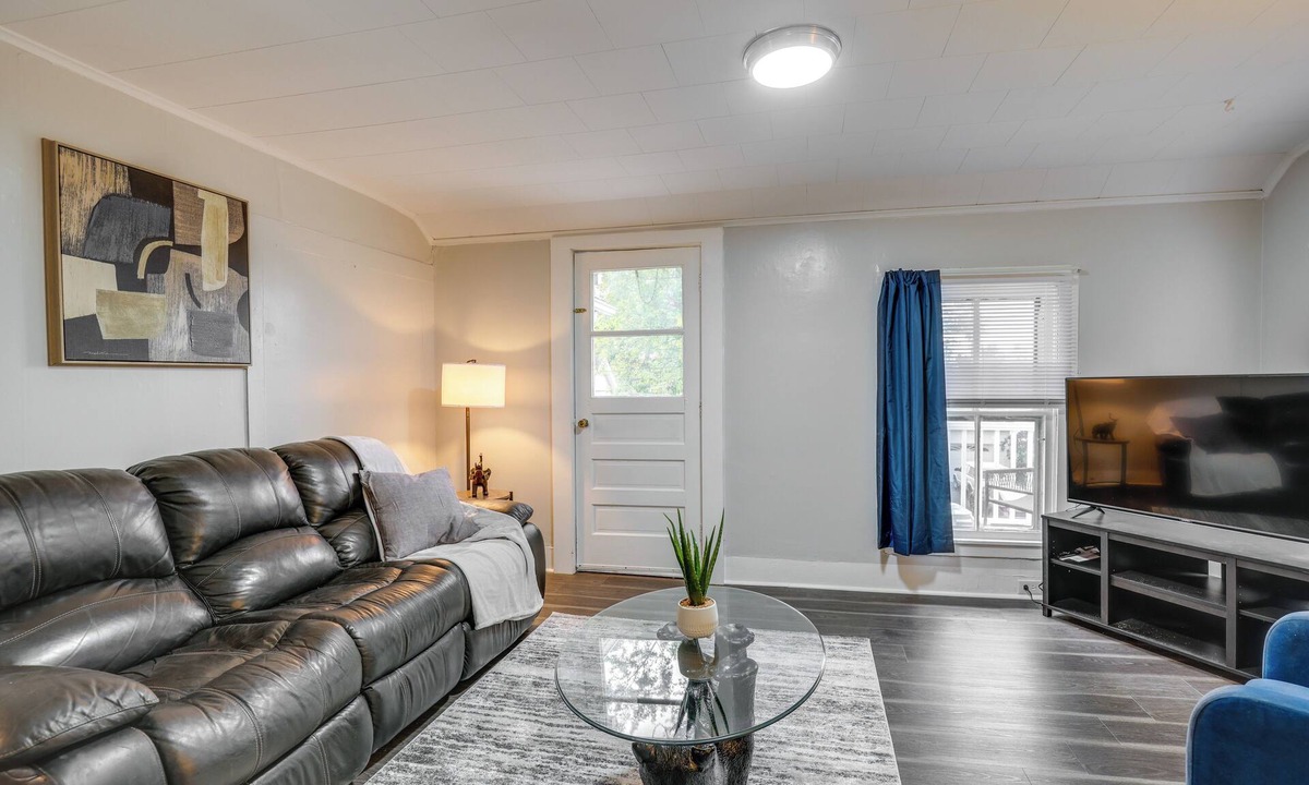 Auburn Apartment | Pet-friendly Auburn Apartment w/Balcony!