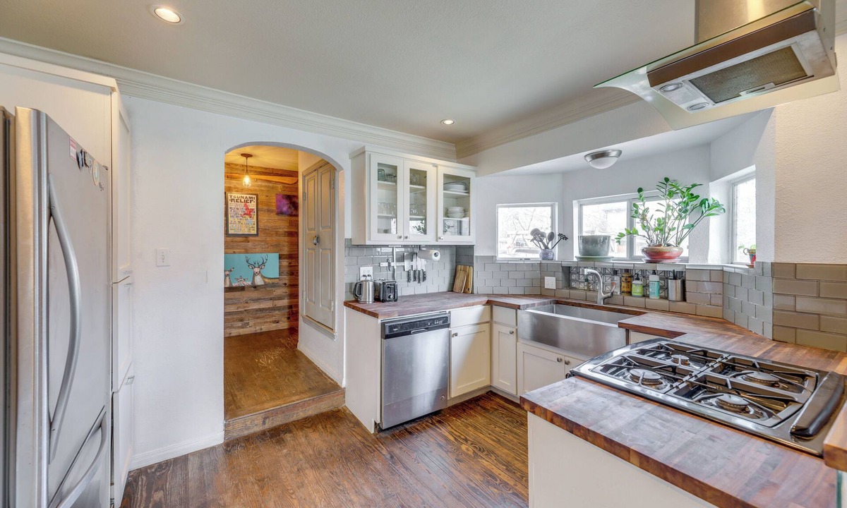 Govalle House | Pet-Friendly Austin Home w/Private Yard + Deck!