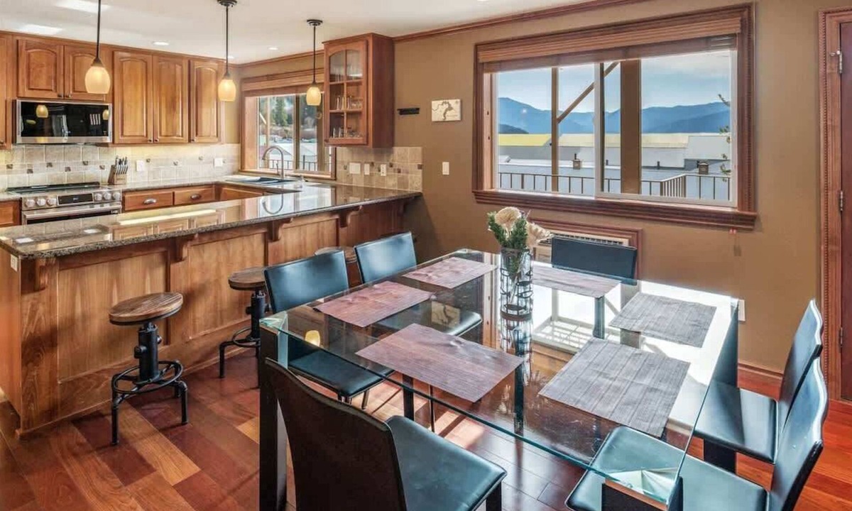 Bayview Condo | Pet Friendly Bayview Condo | Stay monthly & longer
