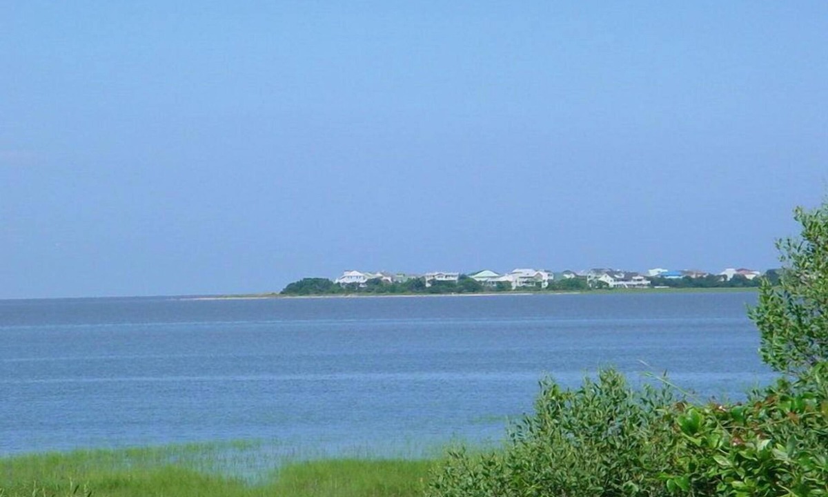 Oceanmarsh Subdivision House | Pet Friendly! Beachfront, Wi-Fi, Sleeps 8-10!