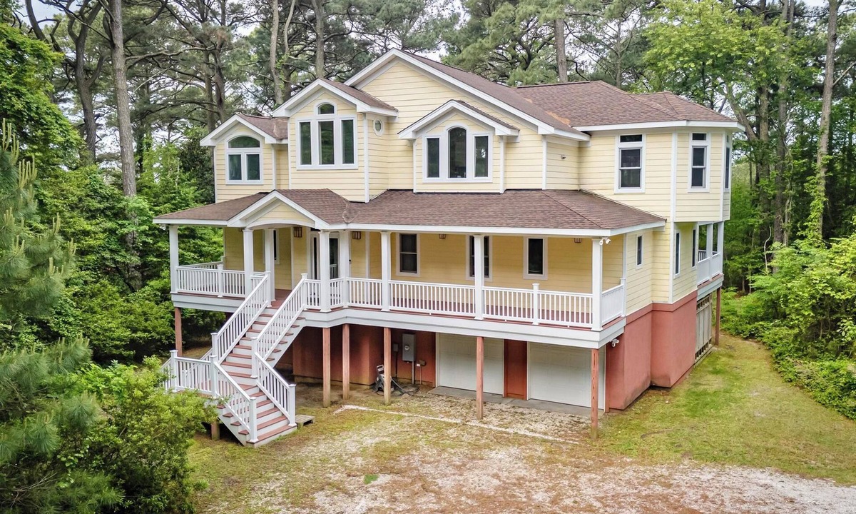 Bay Ridge House | PET FRIENDLY-BEAUTIFUL APPOINTED HOME WITH BAY VIEWS AND PRIVATE COMMUNITY BEACH