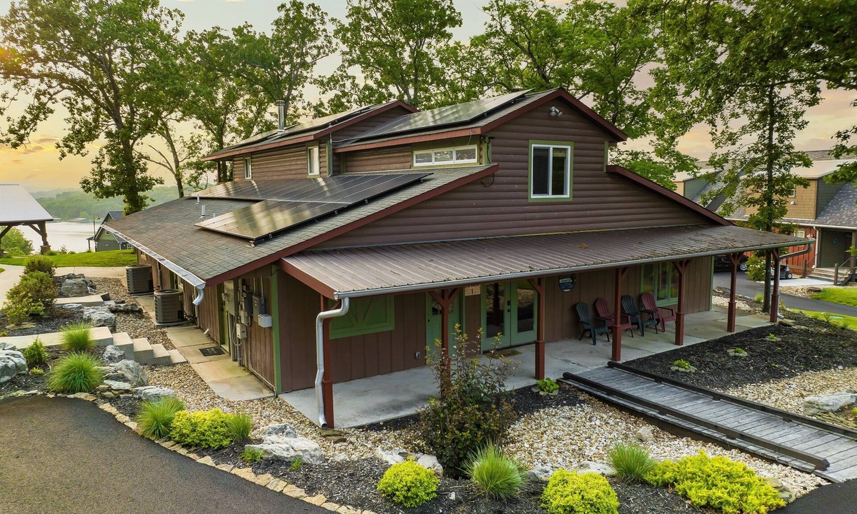 Kimberling City Cabin | Pet-Friendly Big Bear Cabin 1 - Sleeps 19