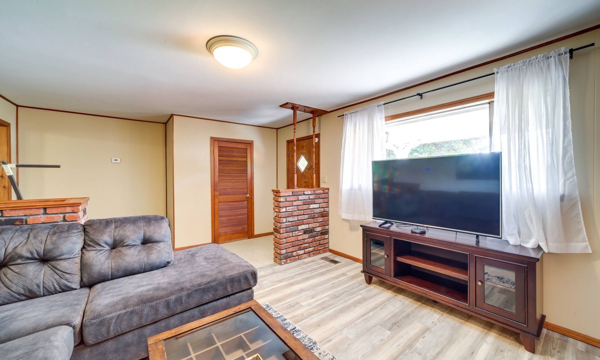 Bixby House | Pet-Friendly Bixby Getaway with Deck!