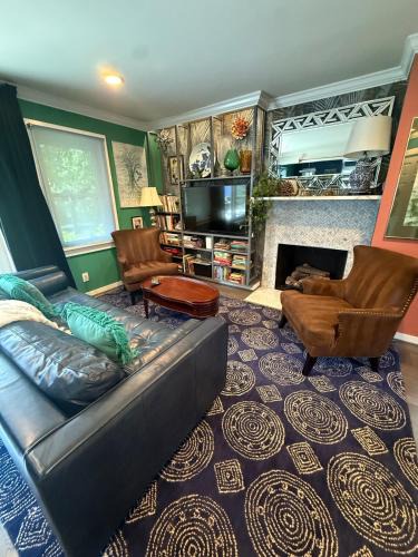 Claremont Apartment | Pet friendly Blue Oasis for 8