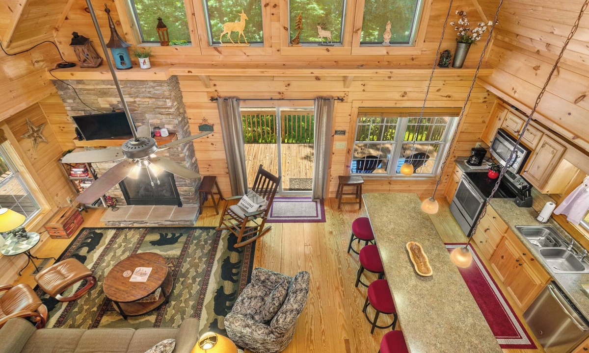 Hendersonville Cabin | Pet-Friendly Cabin w/Hot Tub & Ensuites