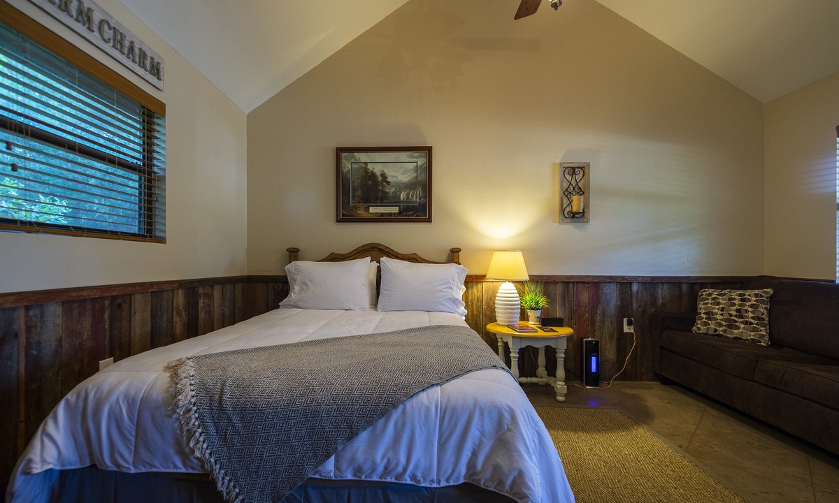Waco Hotel | Pet Friendly Cabin 4 - 15 Minutes from Magnolia and Baylor