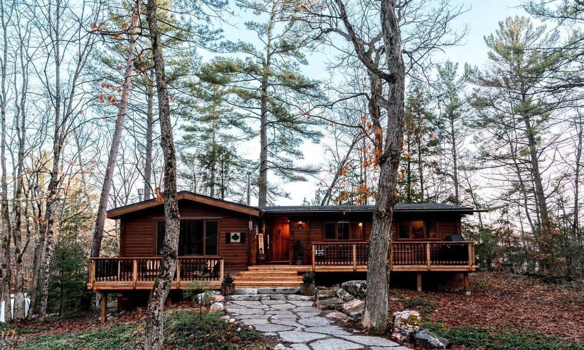 Catchacoma House | Pet-Friendly Cabin Amazing Fully Renovated in Gooderham, Ontario
