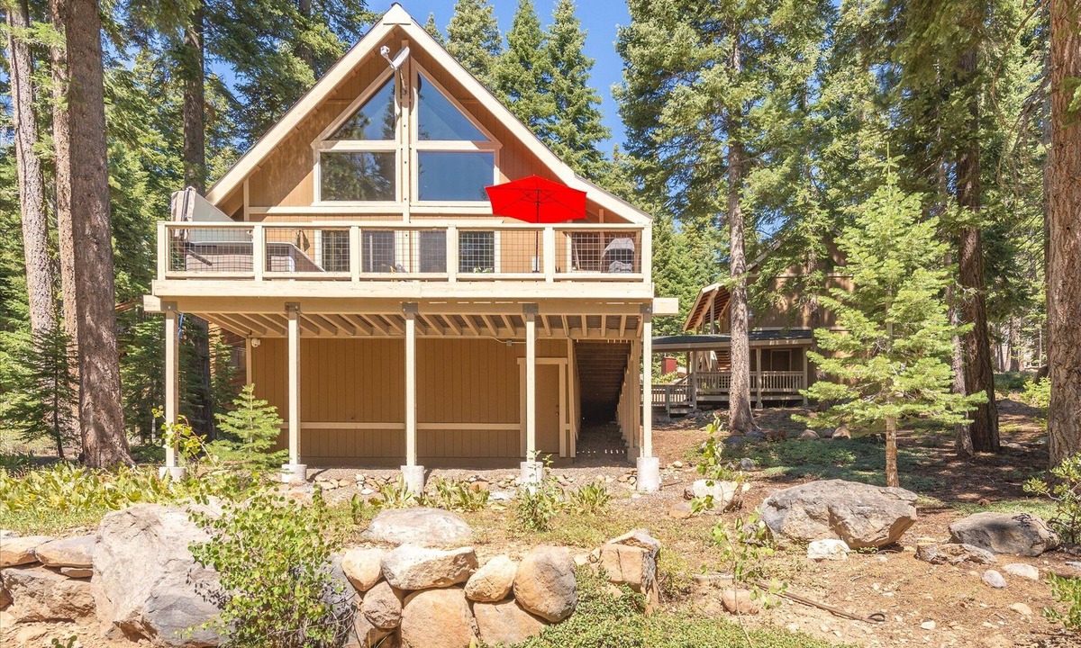 Kingswood Estates House | Pet-Friendly Cabin with Pool Table & Hot Tub