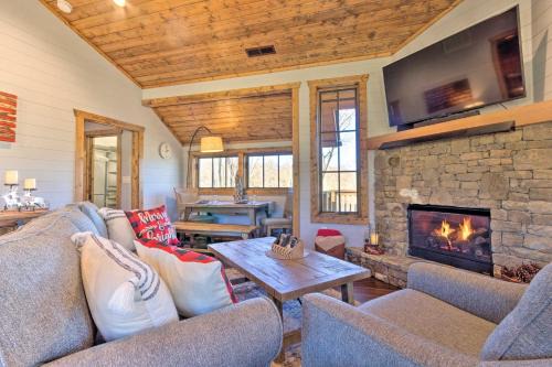 Tuckasegee House | Pet-Friendly Cabin w/Mtn Views in Chinquapin!