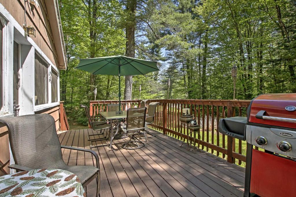 Williamsburg House | Pet-Friendly Cabin with Fire Pit, BBQ and Great Deck!