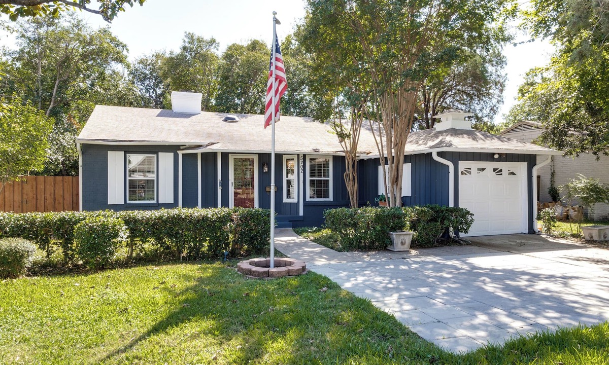 Dallas House | Pet friendly, centrally located urban retreat