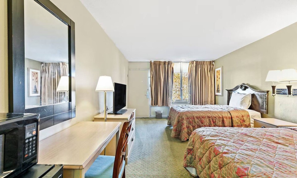 Hattiesburg Hotel | Pet-Friendly, Comfortable Room Near Local Spots – Great Value for Your Stay