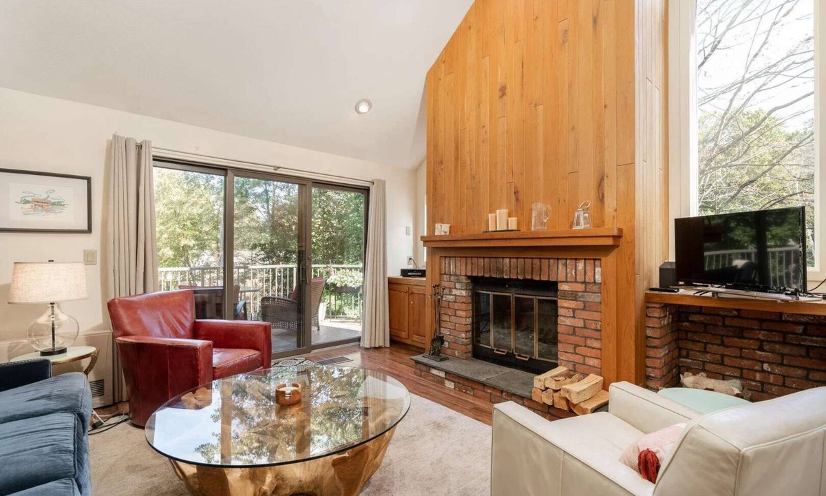 West Hartford Condo | Pet Friendly, Comm. Pool, Club - Deere Run 10A*