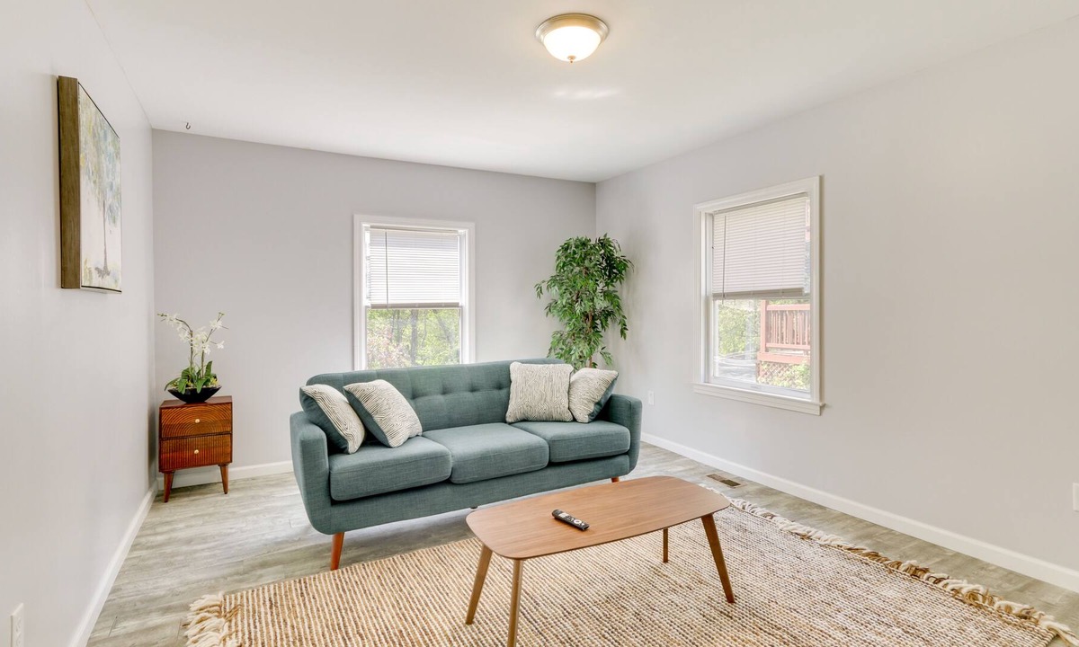 Waterbury House | Pet-Friendly Connecticut Retreat Near Golfing!