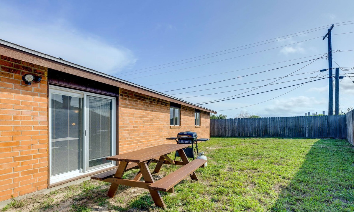 Flour Bluff House | Pet-Friendly Corpus Christi Townhome w/ Grill!