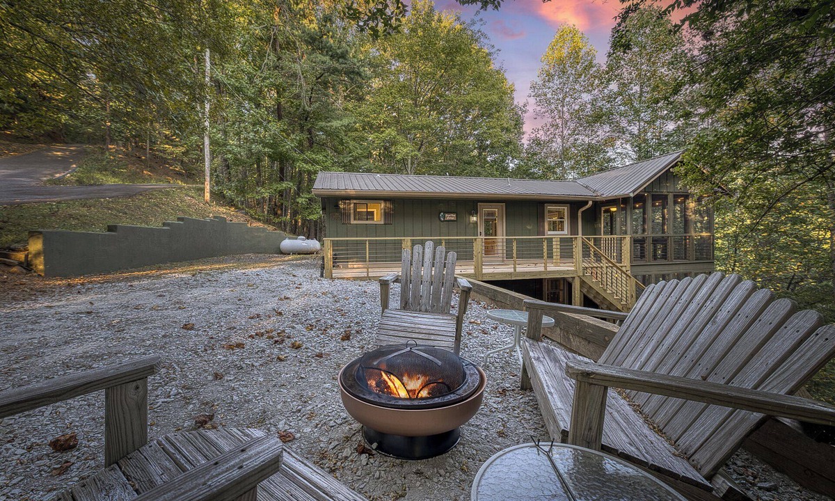 Walnut Mountain Cabin | Pet-Friendly Creekside Cabin 2BR + Fire Pit