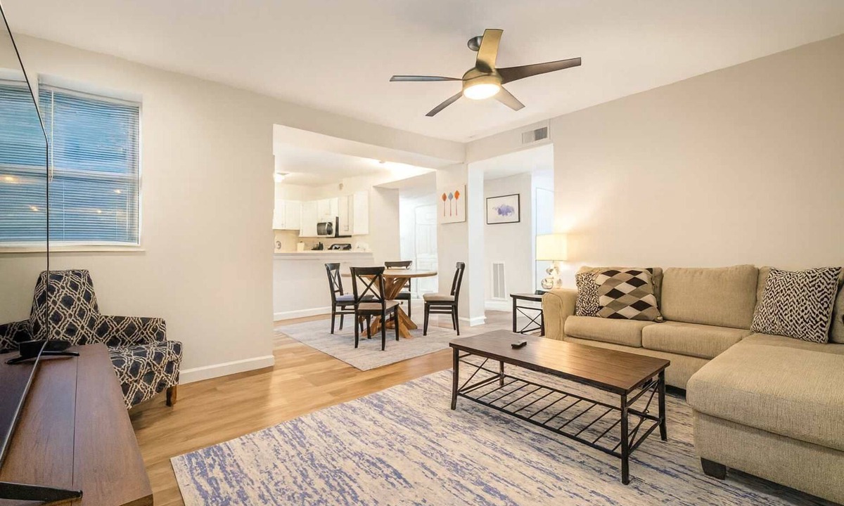 DeBaliviere Place Apartment | Pet-Friendly CWE 2BR · King Bed · Pool · Walk to Forest Park & Barnes-Jewish