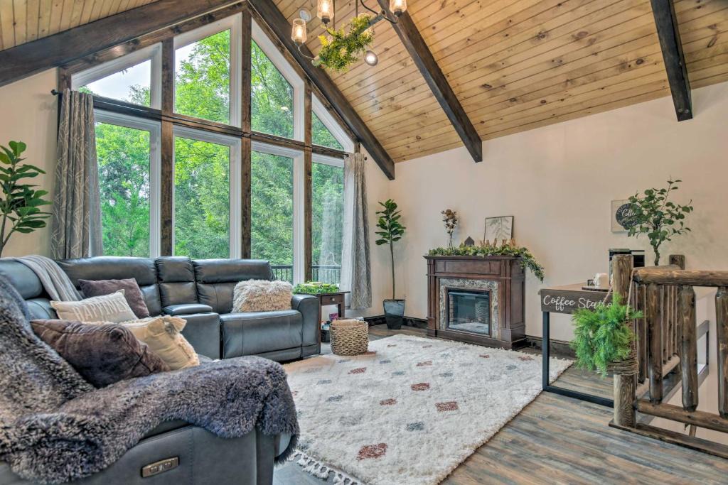 Delta House | Pet-Friendly Delta Cabin with Private Hot Tub!