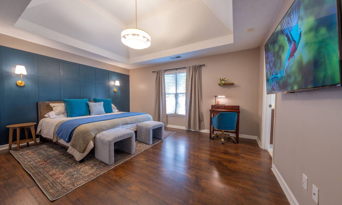 Inman House | Pet Friendly Extended Stay with Fire Pit and Patio
