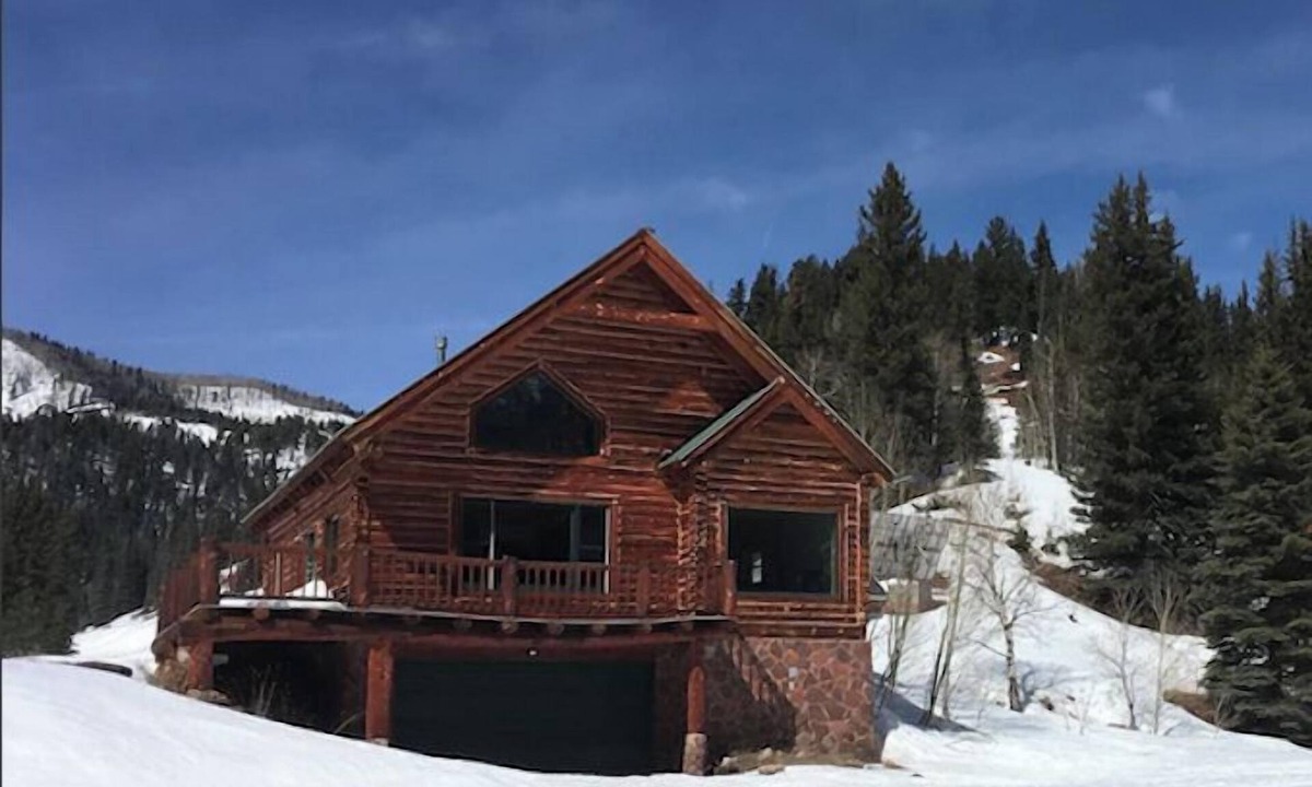 Dolores Cabin | Pet-Friendly Family Lodge Fully Stocked Kitchen Fire Pit WiFi Kids Toys