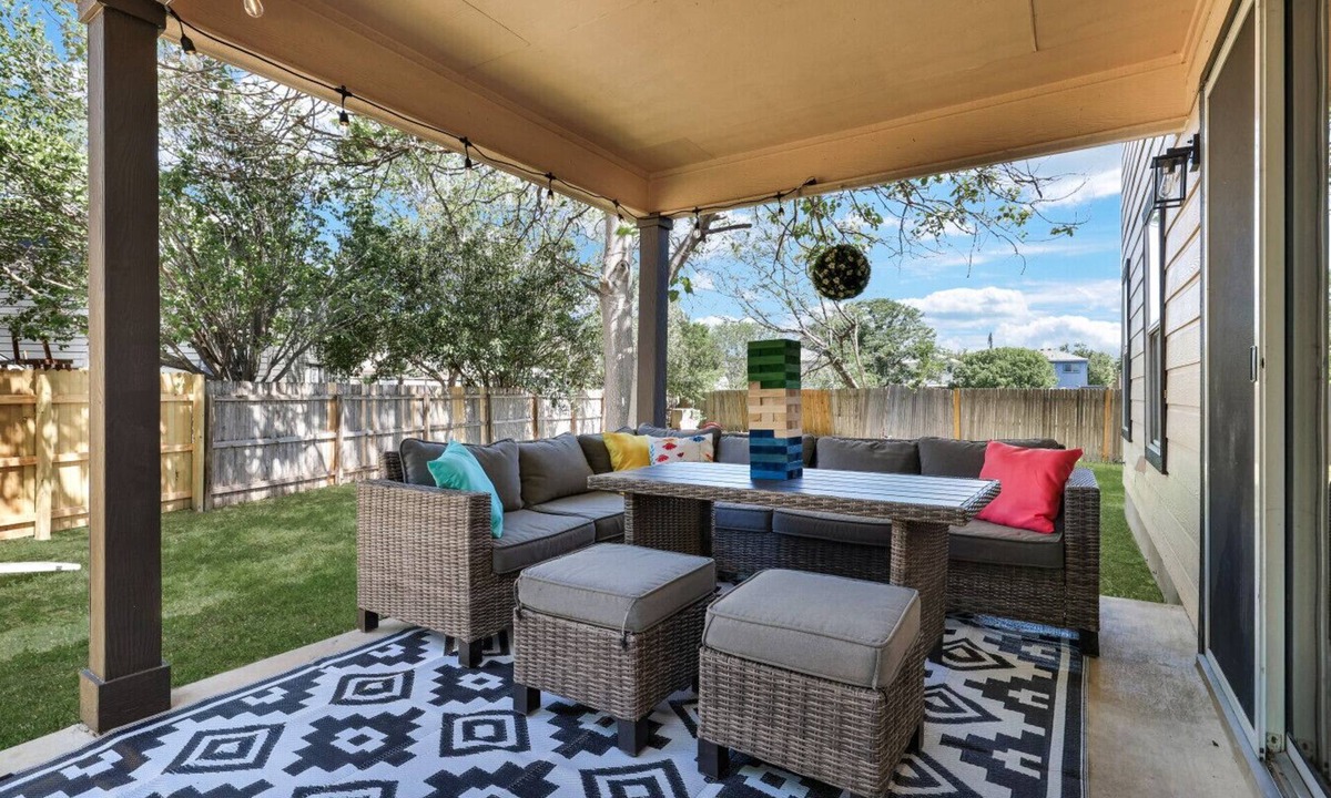 San Antonio House | Pet Friendly, Family Friendly, Huge Yard, Fire Pit, WiFi