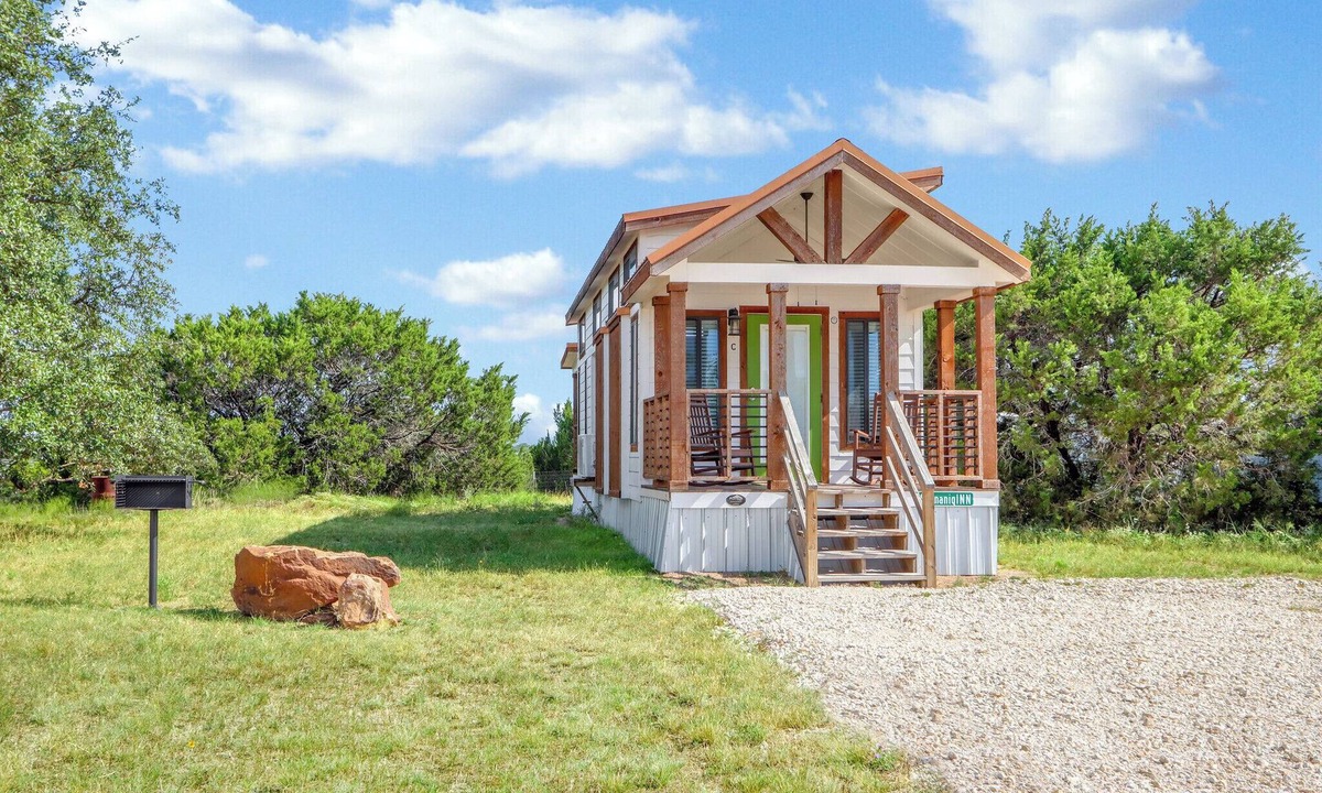 Lampasas House | Pet-Friendly Farmhouse Tiny Home w/Private Deck