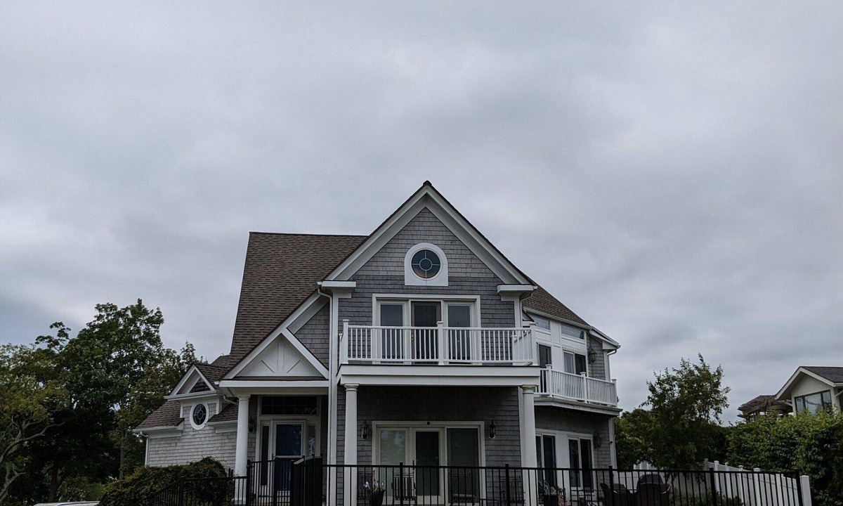 New London House | Pet Friendly Fenced Yard Private Beach View Harbor Lighthouse