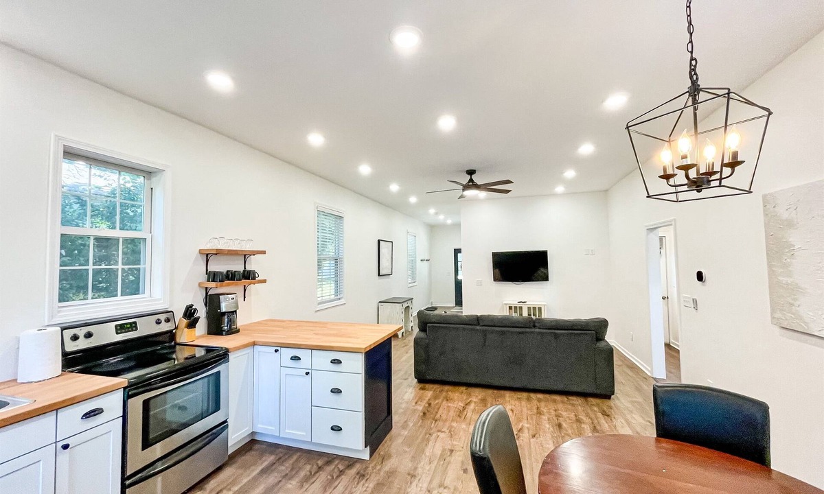 Pacific House | Pet Friendly - Fenced Yard - No Cleaning Fee