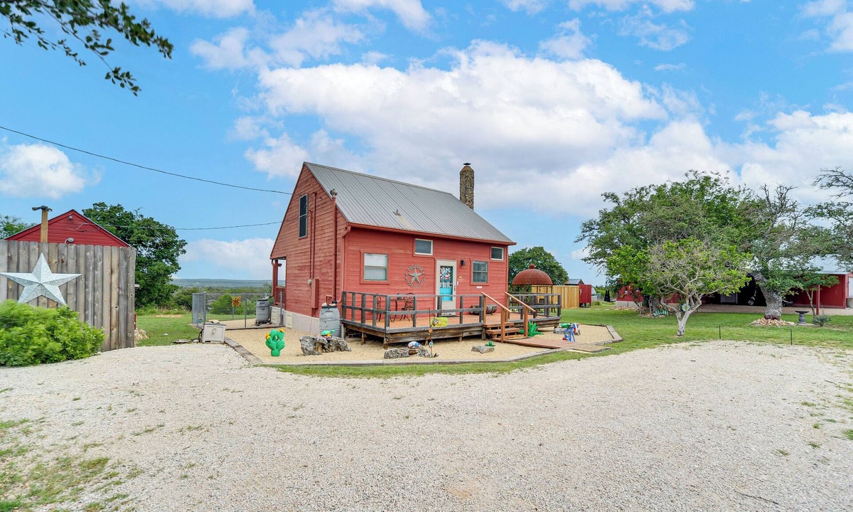 Fredericksburg House | Pet-Friendly Fredericksburg Cabin w/Hot Tub!