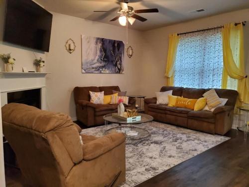 Covington House | Pet Friendly, Free Breakfast, 3Bed 2Bath Covington Cozy Hideaway