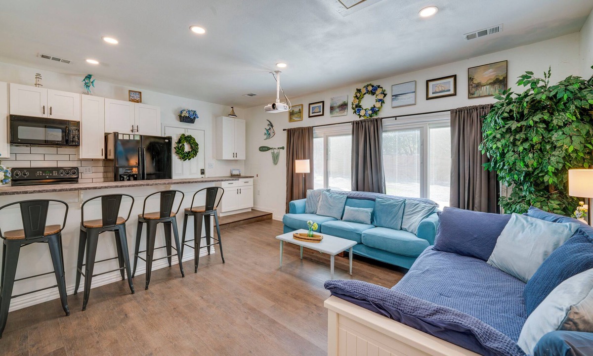 Lake Dallas Cottage | Pet-Friendly Getaway w/Projector in Lake Dallas!