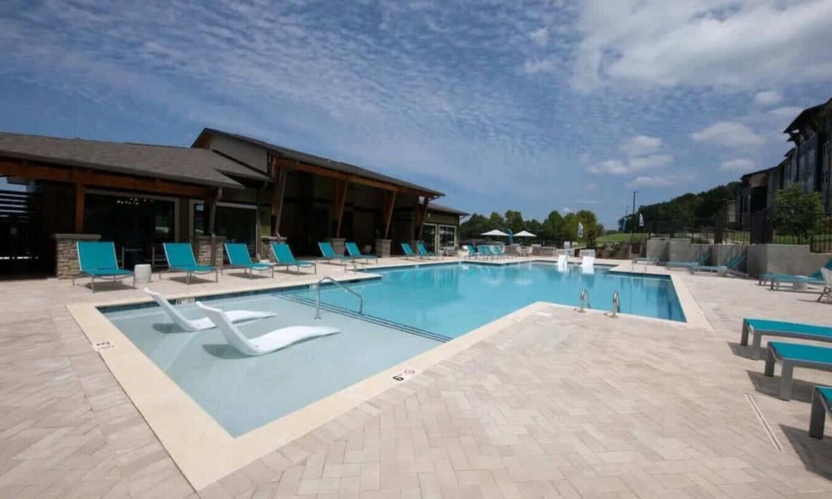 Pelham Apartment | Pet-Friendly Getaway with Pool & Gym