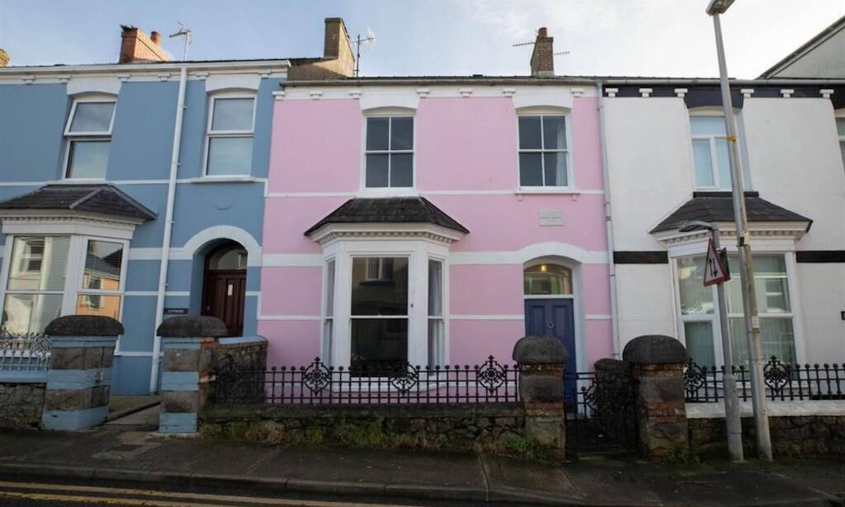 Tenby Cottage | Pet friendly, great location and free parking!