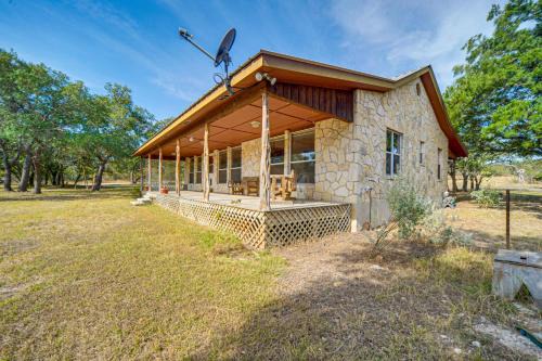 Harper House | Pet-Friendly Hill Country Retreat w/Deck!