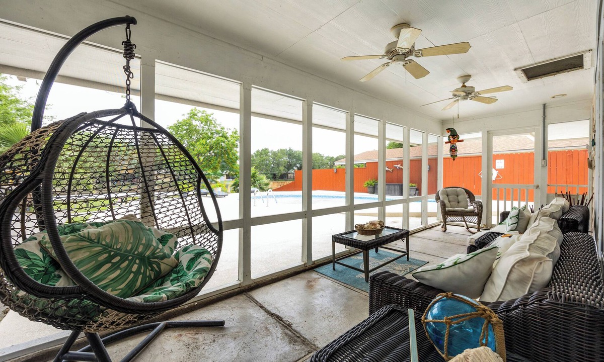 Flour Bluff House | Pet Friendly Home on the Water with Private Pool 10 Minutes From the Beach