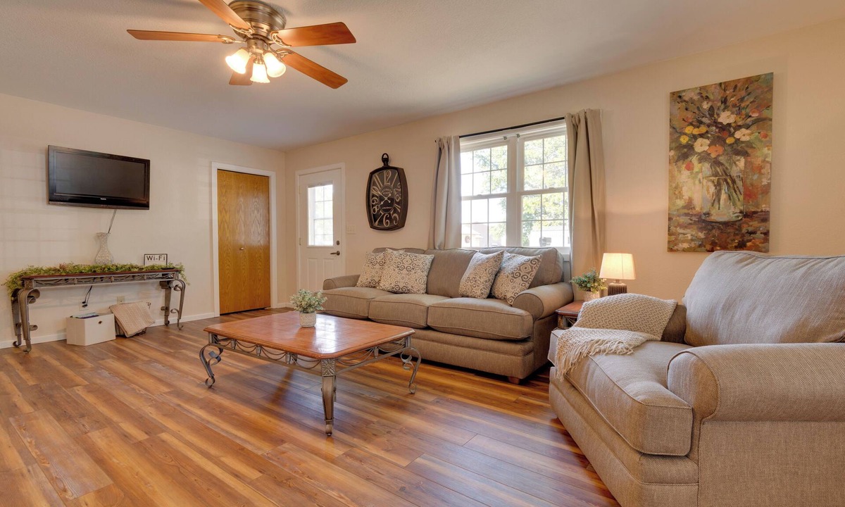 Montrose House | Pet-Friendly Home ~ 9 Mi to Effingham nr I-Exit!