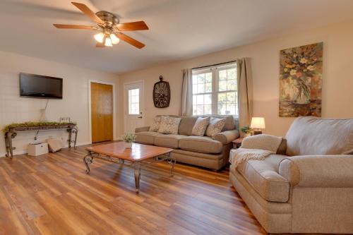 Montrose House | Pet-Friendly Home ~ 9 Mi to Effingham nr I-Exit!
