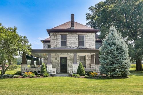 Manhattan House | Pet-Friendly Home: Grill & Fire Pit in Manhattan