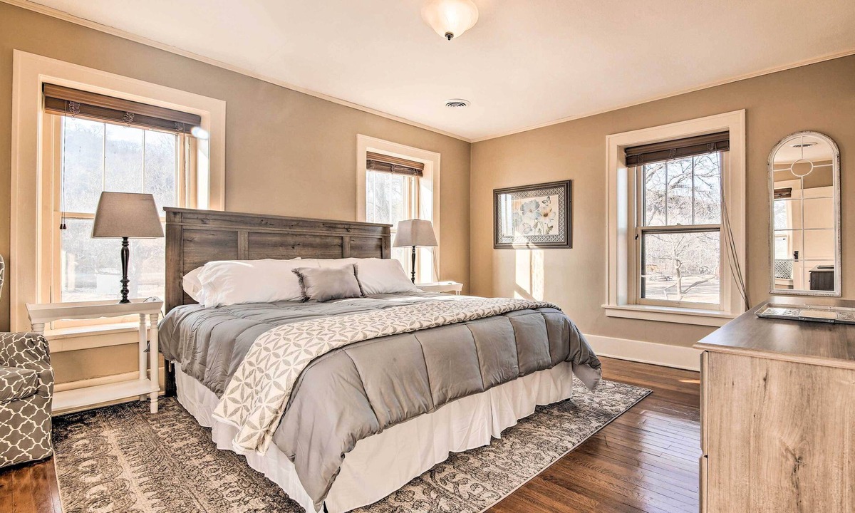 Manhattan Cottage | Pet-friendly Home: Grill & Fire Pit in Manhattan