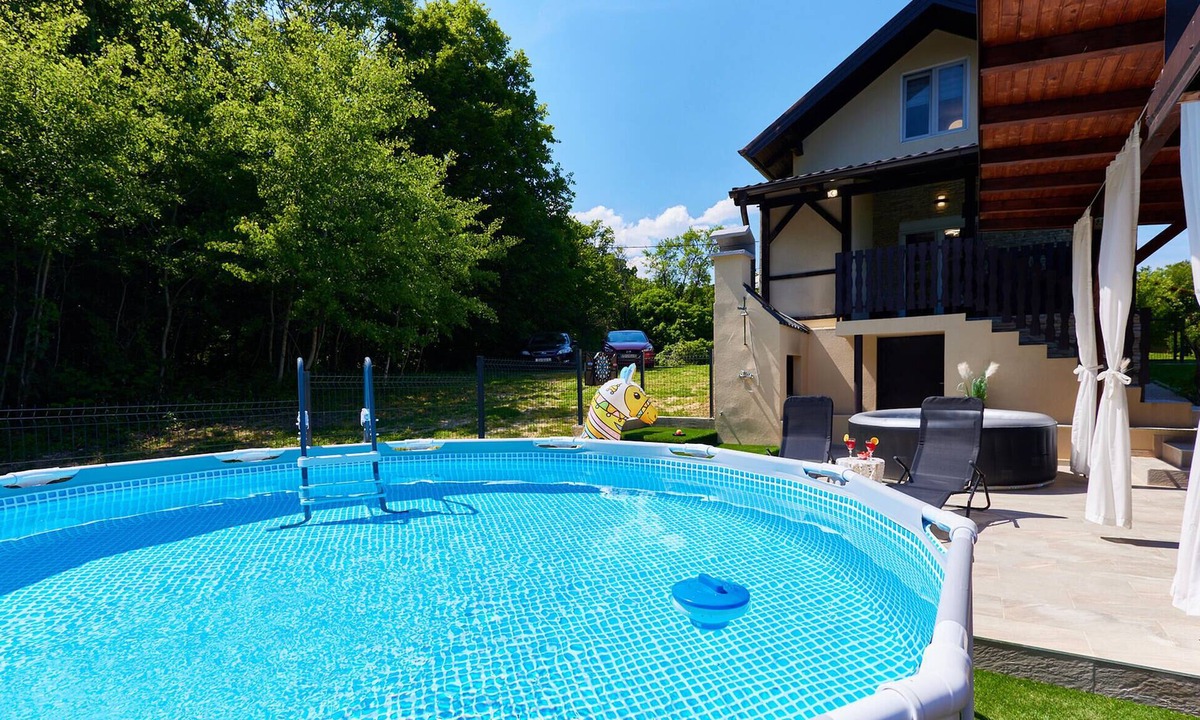 Kraljevec Sesvetski House | Pet friendly home in Donja Lomnica with WiFi