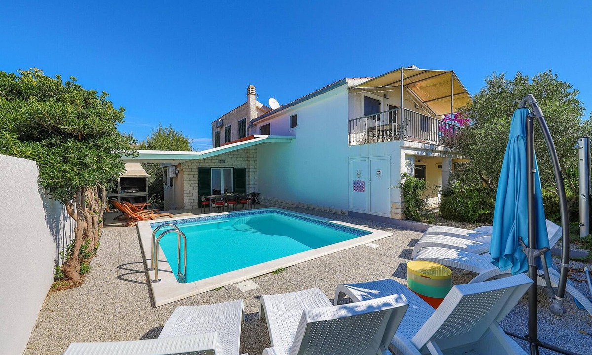 Okrug Donji House | Pet friendly home in Okrug Donji