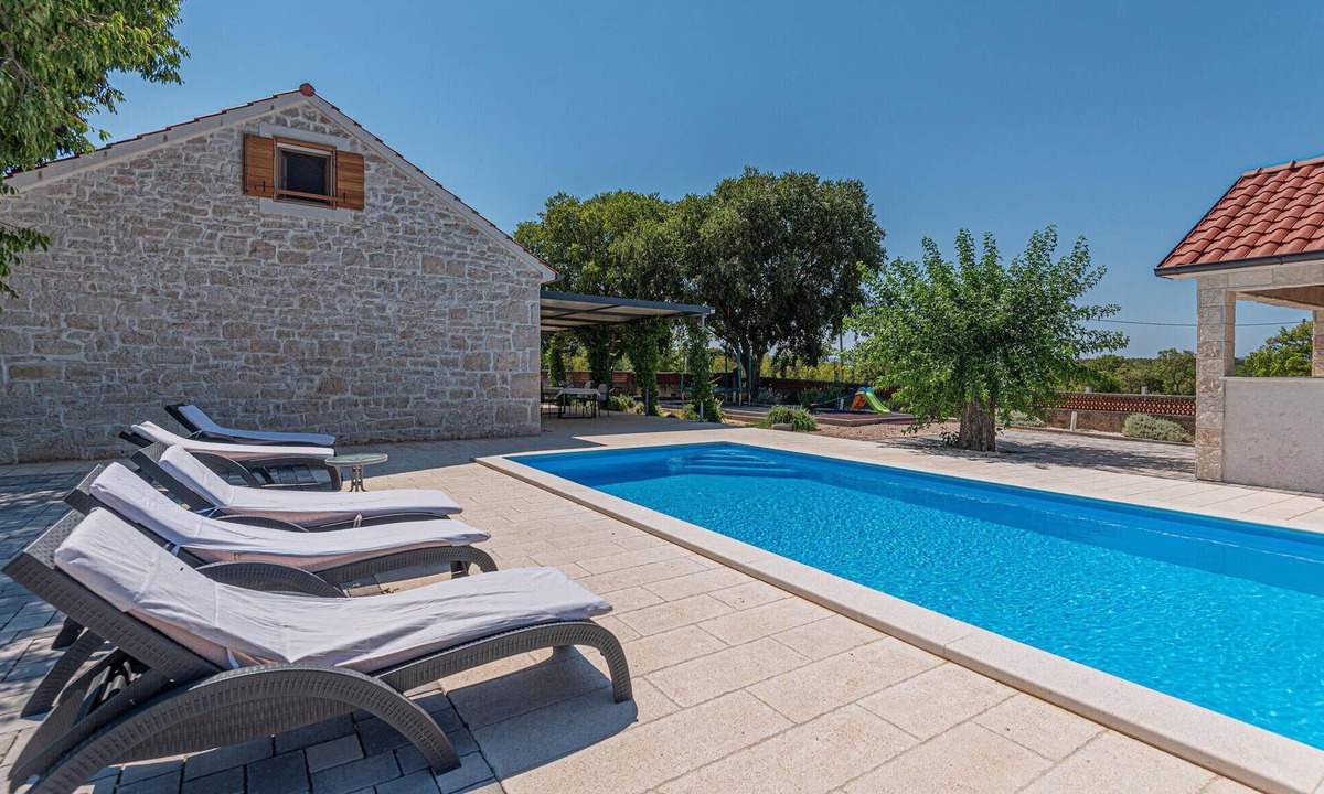 Drnis House | Pet friendly home in Pakovo Selo