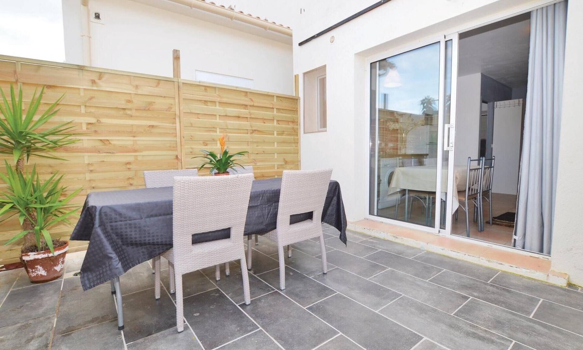 Aleria House | Pet friendly home in Aleria with WiFi