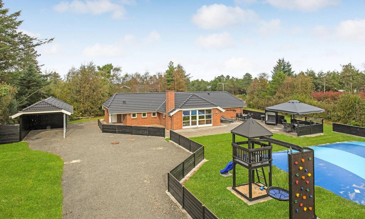 Blavand Strand House | Pet friendly home in Blåvand with sauna