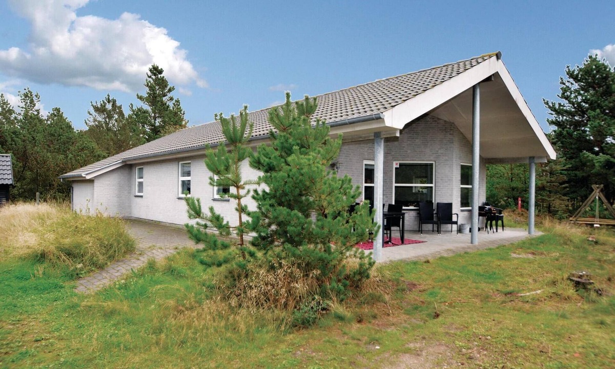 Blavand Strand House | Pet friendly home in Blåvand with sauna