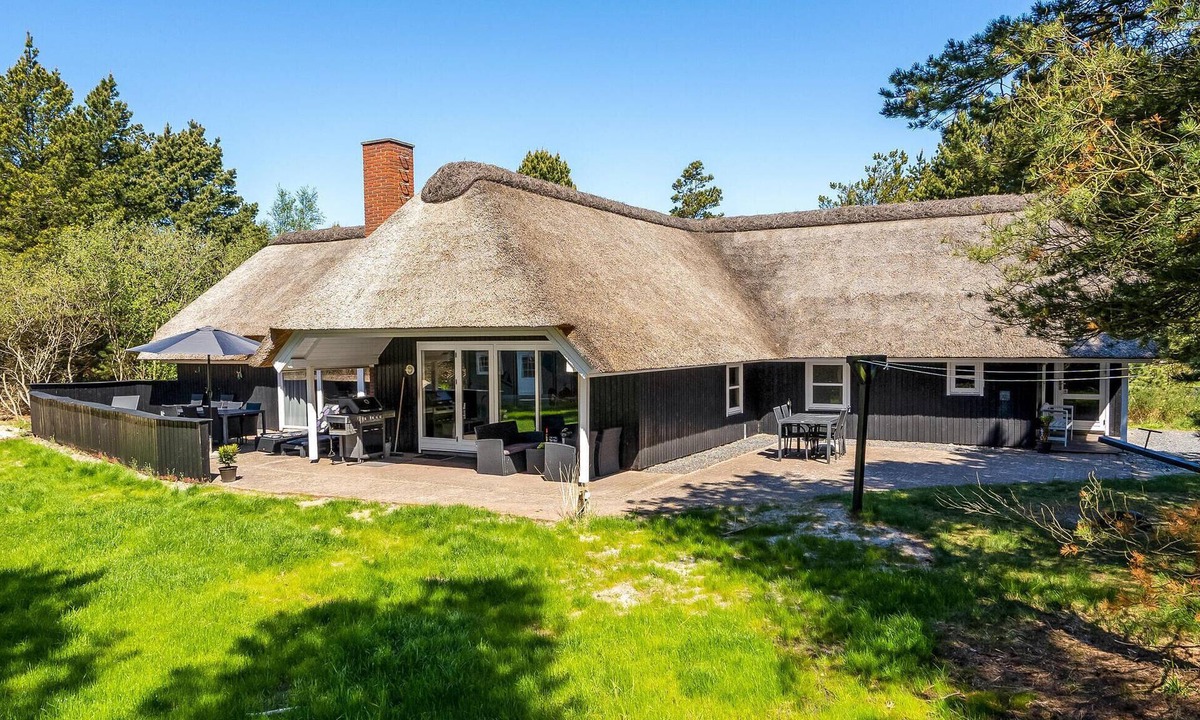 Blavand Strand House | Pet friendly home in Blåvand with sauna