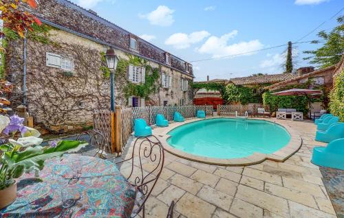 Couhe House | Pet Friendly Home In Couhe